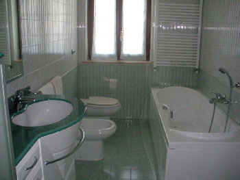 jucuzzi main bathroom